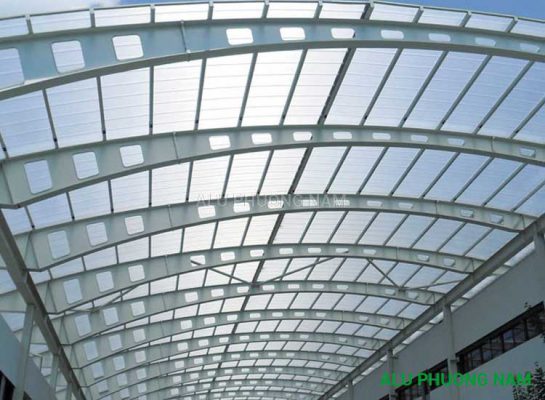 Lý Do Tấm Lợp Polycarbonate Được Nhiều Gia Đình Dùng Cho Mái Hiên Ban Công 2 tấm lợp polycarbonate