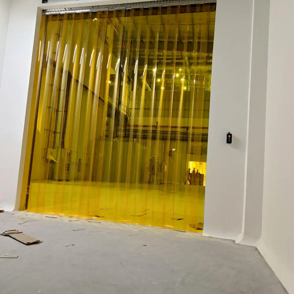 Rèm Nhựa PVC Ngăn Lạnh 4 Màn nhựa PVC trơn mịn màu vàng dùng để ngăn lạnh điều hòa, chắn côn trùng.