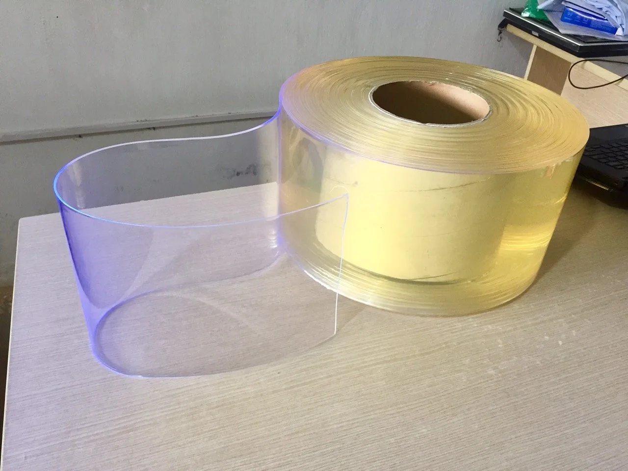 Rèm Nhựa PVC Ngăn Lạnh 3 Màn rèm nhựa PVC trong suốt ngăn lạnh điều hòa lắp đặt tại cửa ra vào.