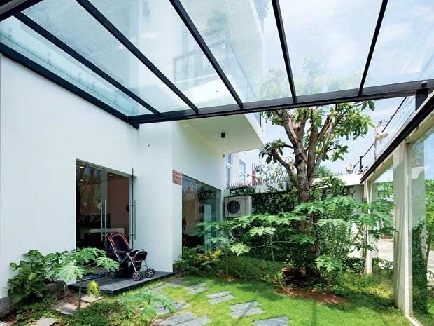 Tấm Poly Đặc - 5 Ứng Dụng, Kích Thước Và Cách Chọn Độ Dày 4 mái hiên polycarbonate